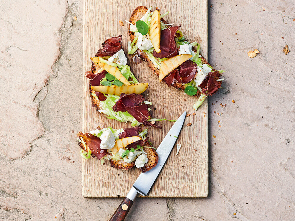 roggenbrotstulle-mit-wildschinken-gegrillter-birne-spitzkohlsalat-und-mariniertem-frischkaese