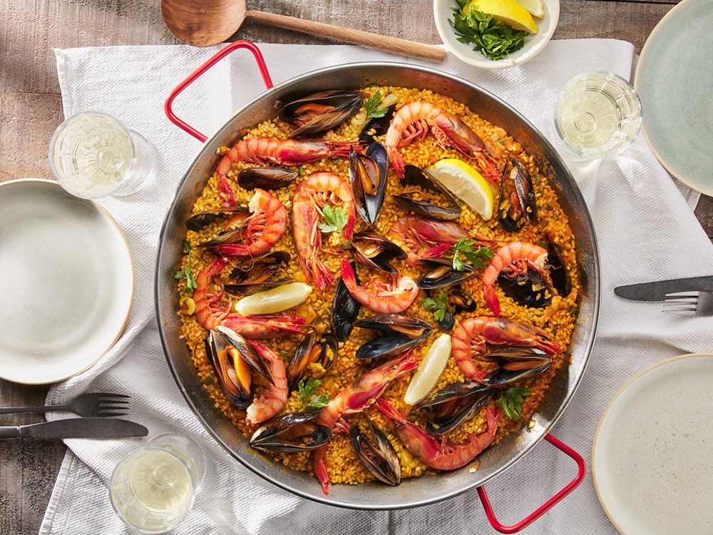 Eine Paella mit Meeresfrüchten paella