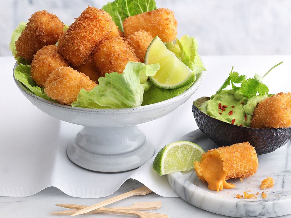 Chili-Cheddar-Kroketten mit Avocadodip