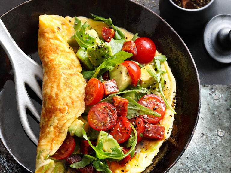 parmesan-omelett-mit-chorizo-und-rucola