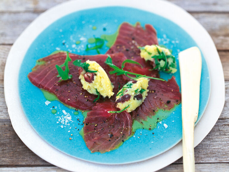 Rote-Bete-Carpaccio mit Rucola und Oliven-Zitronen-Marinade