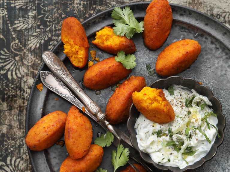 kuerbis-safran-falafel-mit-gurken-raita