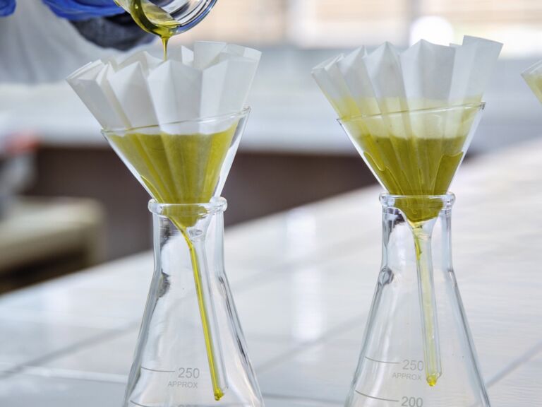 Filtern von Olivenöl