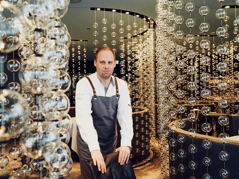 manuel-ulrich-im-restaurant-oesch-noir