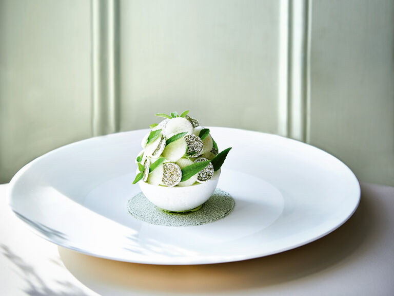 williams-sorbet-in-einem-meringue-ball-mit-pfirsich-und-verbene-in-texturen-clare-smyth