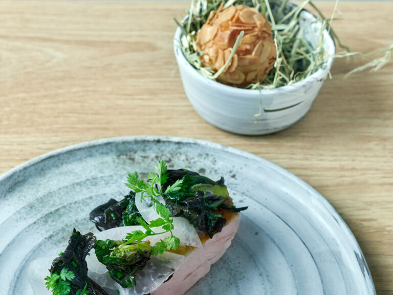 Schwarzfederhuhn mit Steinpilzen, Flower Sprouts und Mandelblättchen