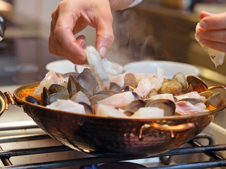 Rezept Cataplana: Schritt 11 - Muscheln und Garnelen dazugeben