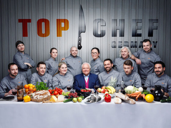 "Top Chef Germany"-Juror Eckart Witzigmann mit den Teilnehmern der Kochshow