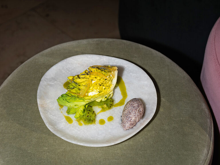 marinierter-kopfsalat-steirische-kiwi-weisse-schokolade-graumohneis-richard-rauch