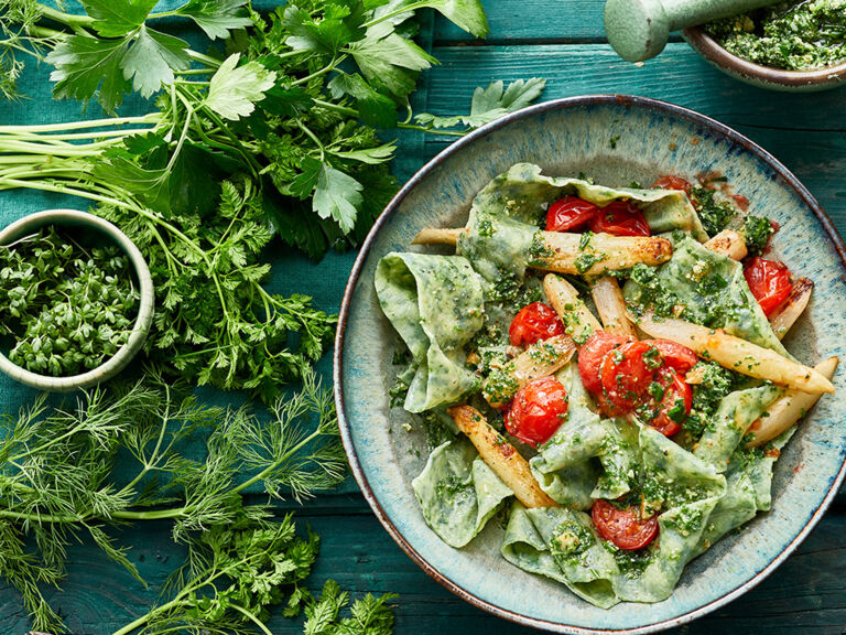Spinat-Pappardelle mit Spargel,Tomaten und Gartenkräuter-Pesto