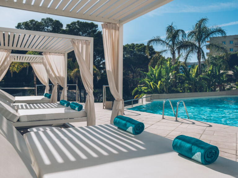 Loungebetten am Pool