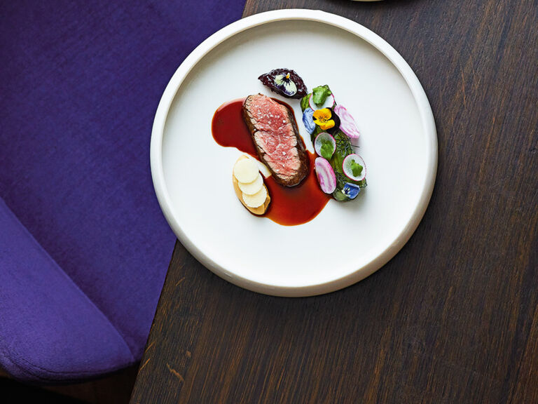 rind-mit-mangold-beten-und-blaubeeren-andreas-widmann