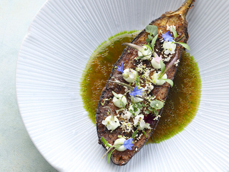 Aubergine mit Teriyaki-Bouillon, Miso und Meerrettich