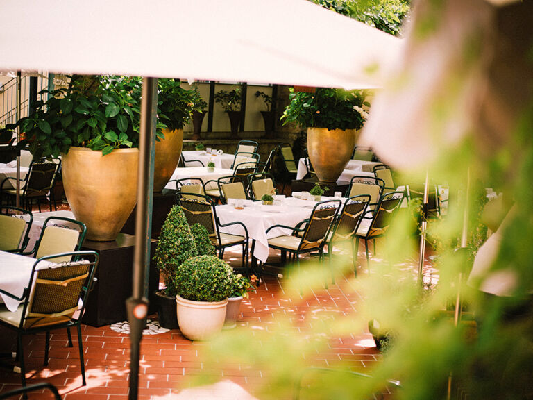lauschige-terrasse-vom-restaurant-geschwister-rauch