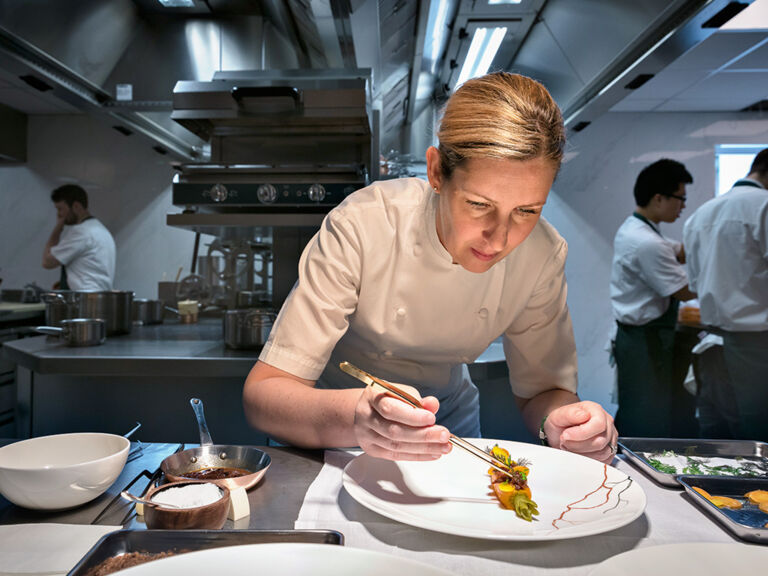 clare-smyth-beim-anrichten
