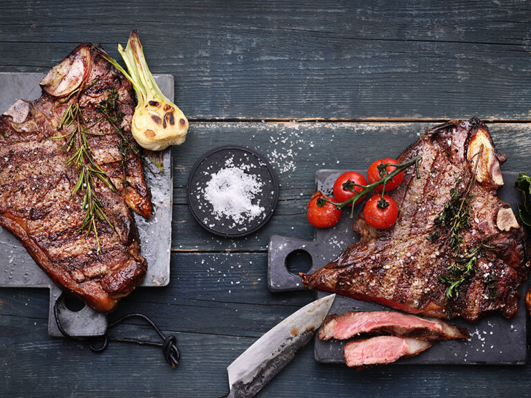 T-Bone-Steak mit Artischockensalat