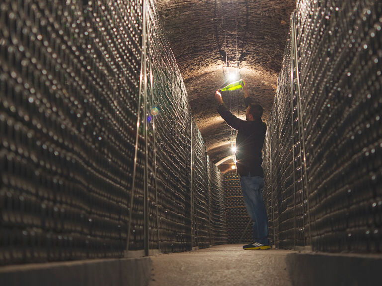 Jordi Mata Degorgierer im Cava-Keller von Recaredo-El Penedes, Spanien