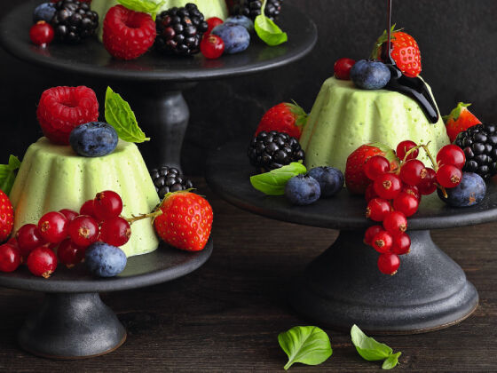 basilikum-sauerrahm-panacotta-mit-beeren-und-balsamico-sirup