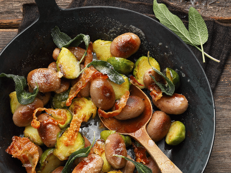 kastanien-gnocchi-mit-rosenkohl-in-salbei-speck-butter