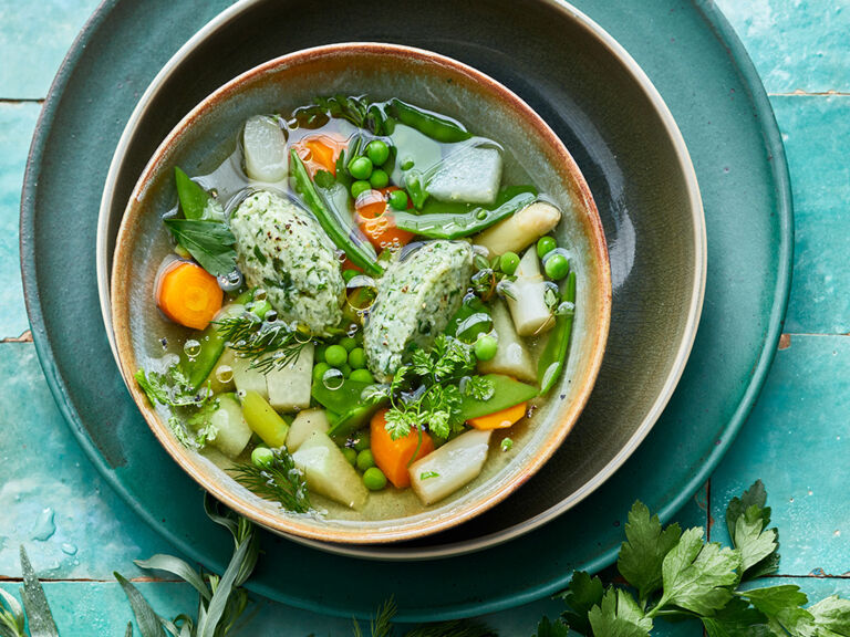 Pot au Feu von Frühlingsgemüse mit Kräuter-Quark-Nocken