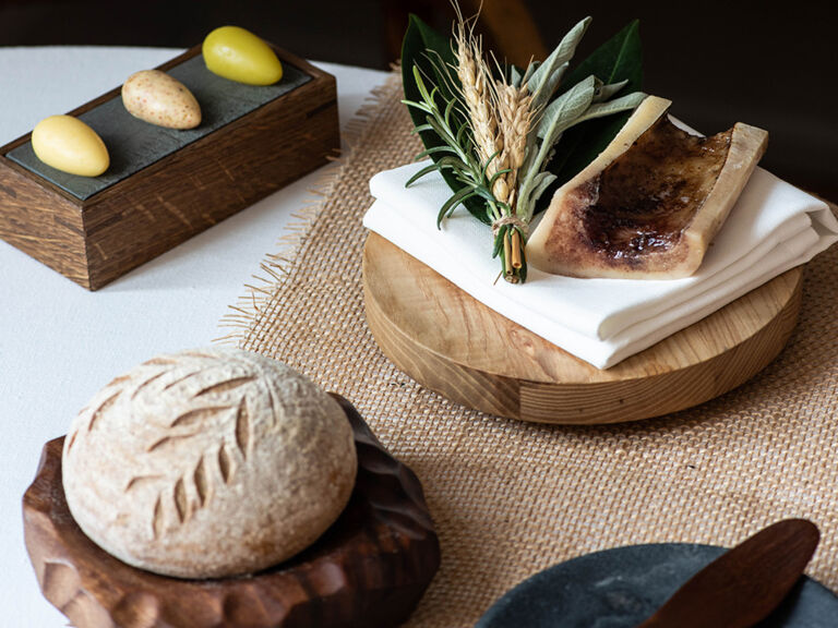 Vollkorn-Sauerteigbrot mit geröstetem Knochenmark und dreimal Butter