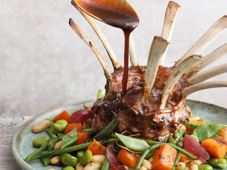 Im Ofen gegarte Lammkrone mit Ingwer-Marsala-Jus und buntem Bohnen-Süßkartoffel-Gemüse
