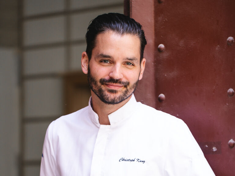 Christoph Kunz vor dem Restaurant Komu