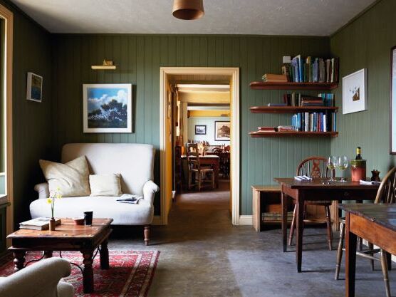 wohnliche-lounge-im-gunards-head