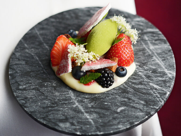 suessdolden-sorbet-milchcreme-marinierte-beeren-baiser-stephan-hentschel