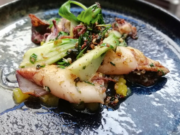 krustentiersuppe-mit-kabeljau-und-rouille-calamari-mit-pak-choi-und-ananaschutney-im-restaurant-vai-luebeck