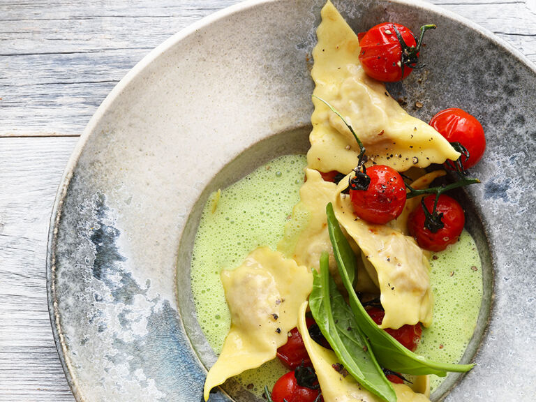 Lamm-Ravioli mit Bärlauch-Ziegenkäse-Schaum und Kirschtomaten