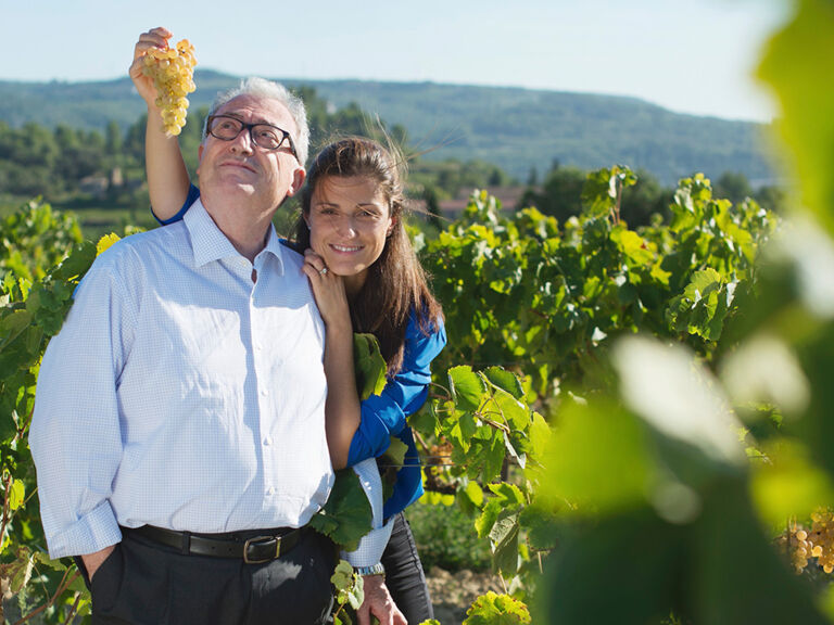 Joan-Juve-mit-Tochter-im-Charello-Weinberg-auf-Weingut-Juve-Camps-El-Penedes-Spanien