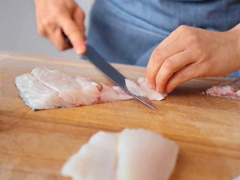 Rezept Cataplana: Schritt 9 - Fisch filetieren und von Gräten befreien