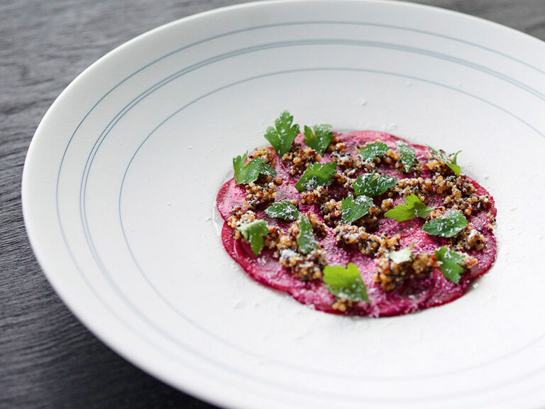 rote-bete-carpaccio-mit-himbeeressig-petersilie-quinoa-und-ziegenkaese-jonas-zoerner