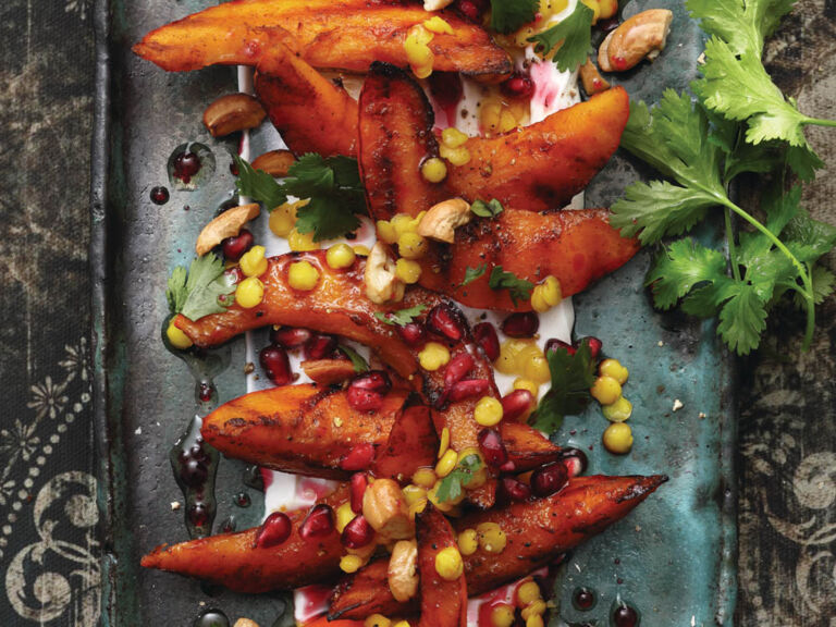 gergrillte-kuerbisspalten-mit-linsen-granatapfel-vinaigrette-ziegenfrischkaese-und-cashewnuessen