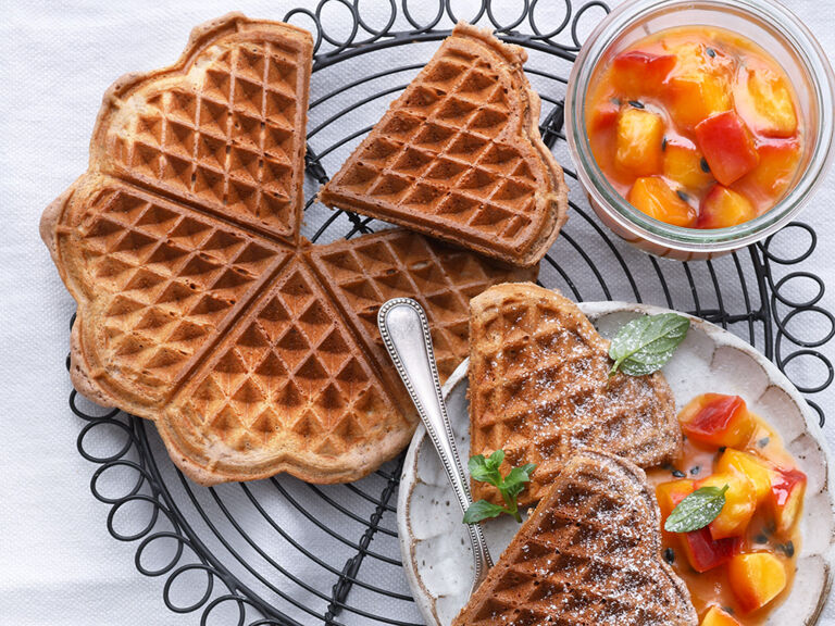 Haselnuss-Waffeln mit Nektarinen-Passionsfrucht-Kompott