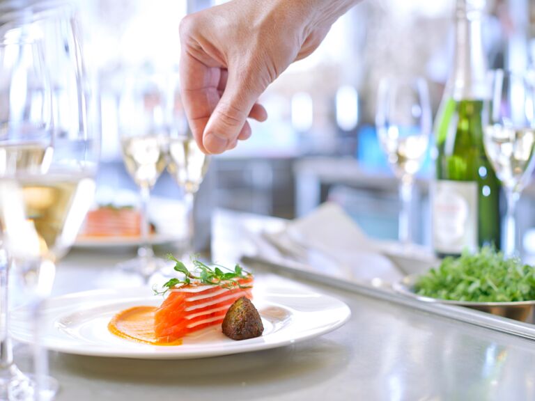 Lachs-Sashimi-Lasagne würzen-Jalag-Holz, Michael