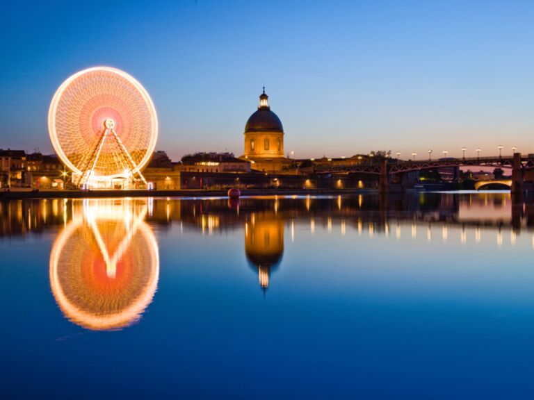 Riesenrad im Stadtzentrum von Toulouse, Frankreich bei Nacht