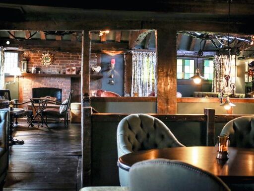 royal-lounge-the-hinds-head