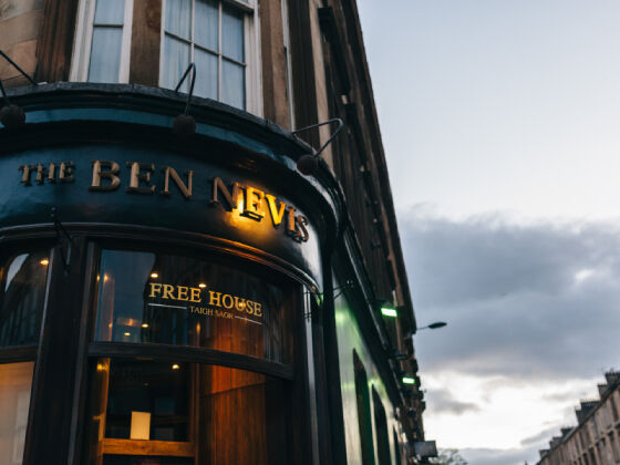 Eingang der "The Ben Nevis" Whiskey-Bar in Glasgow 