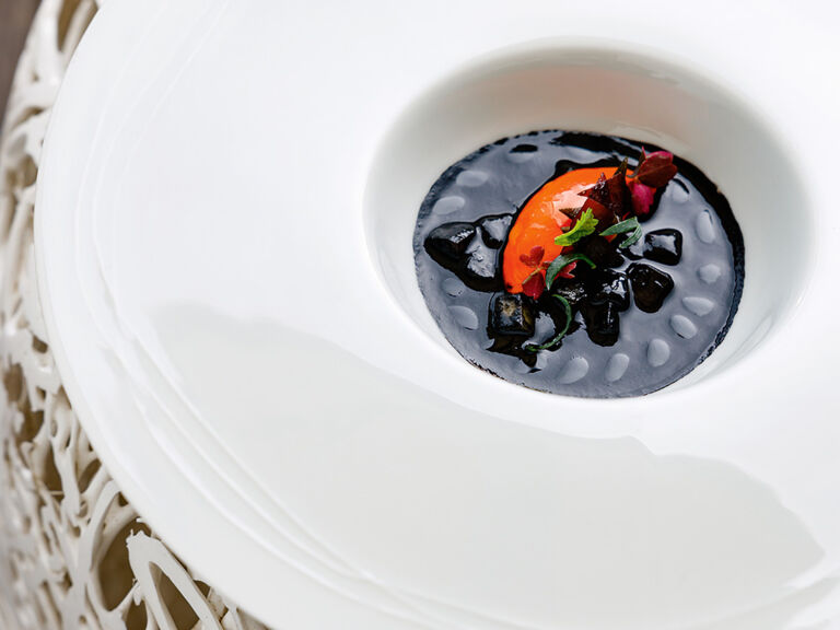 schwarze-minestrone-mit-tinte-vom-pulpo-herzmuscheln-und-tamarinde-mauro-uliassi