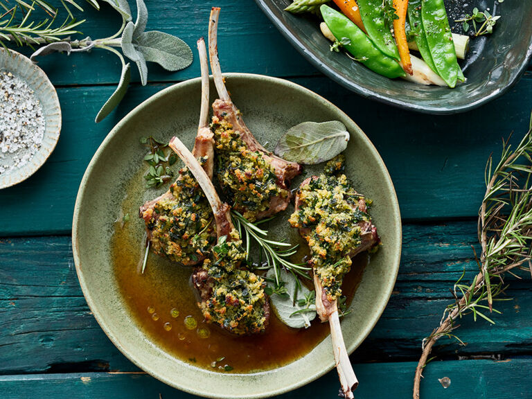 Lammkoteletts mit Kräuterkruste, Salbei-Ingwer-Jus und Frühlingsgemüse