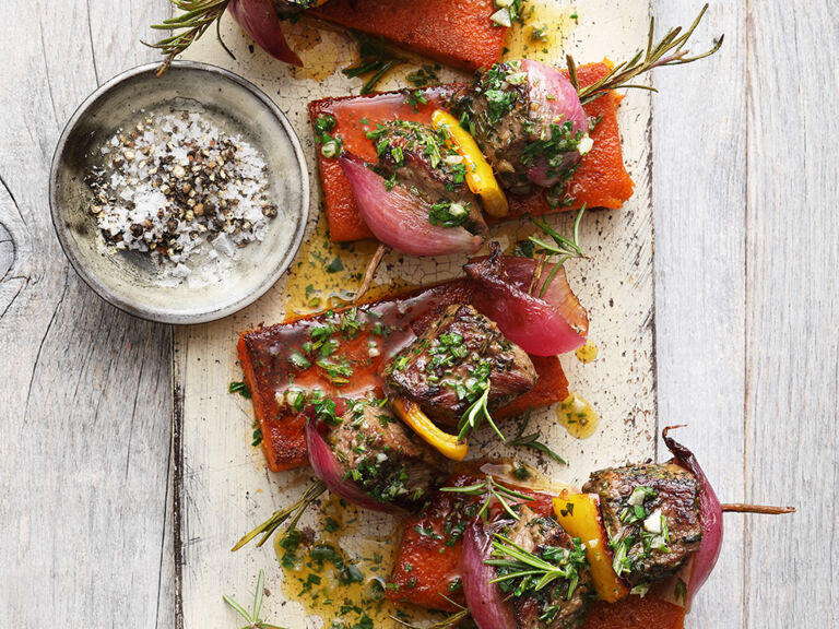 Schaschlik vom Lamm auf gegrillten Polenta-Tomaten-Schnitten