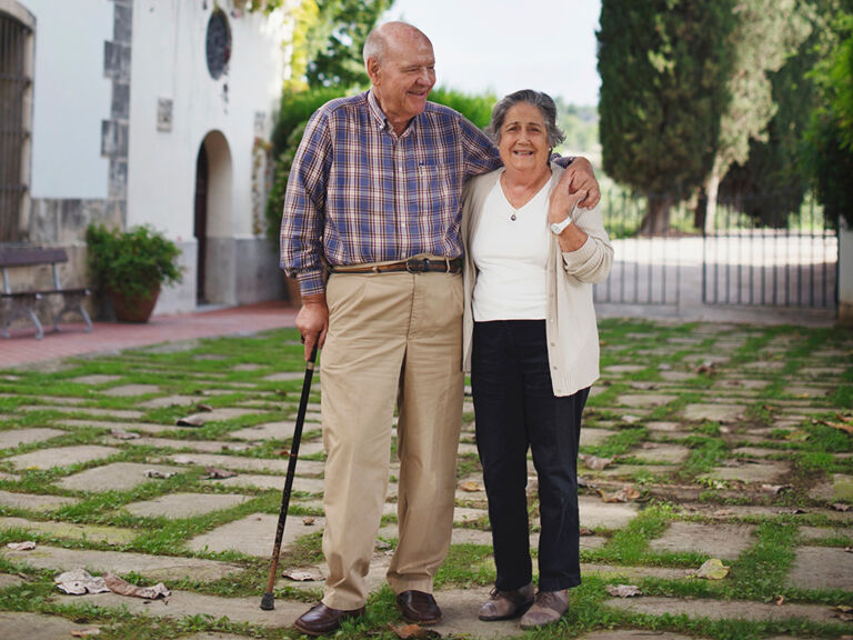 Carles-Sumarroca-mit-Frau-auf-ihrem-Weingut-El-Penedes-Spanien