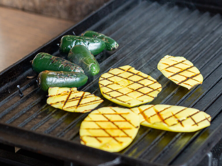jalepenos-und-mangos-werden-gegrillt