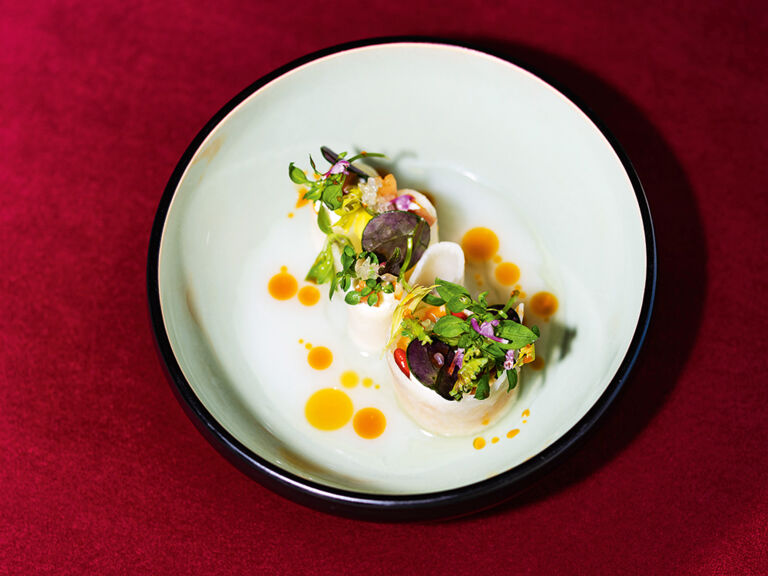 kohlrabi-mit-buttermilch-harissa-wiesenkraeuter-ziegentopfen-richard-rauch