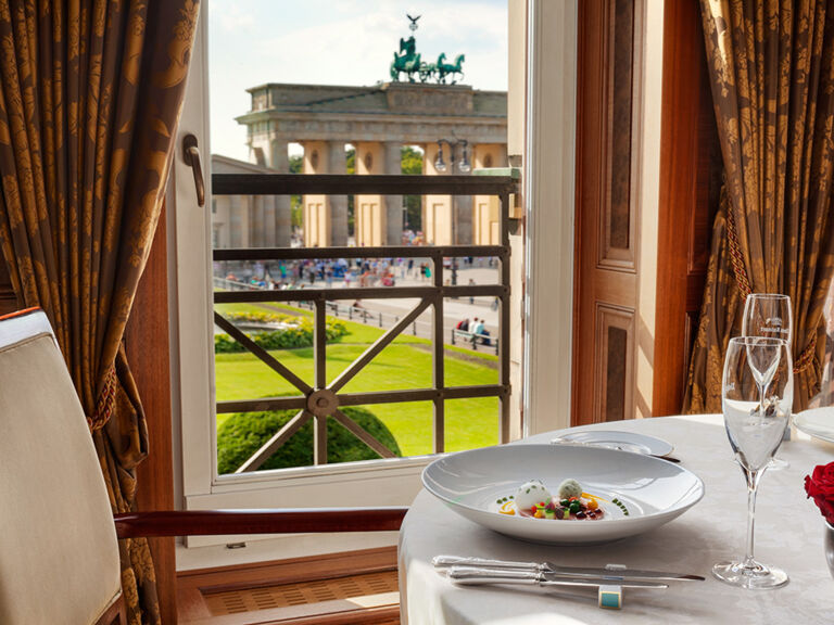 lorenz-adlon-esszimmer-blick-auf-brandenburger-tor