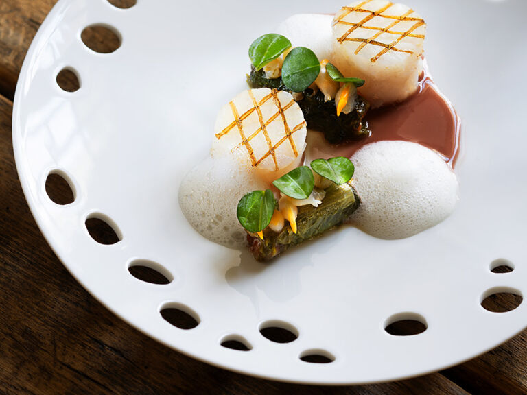 Seeteufel mit Tomaten, Shiso und Herzmuscheln