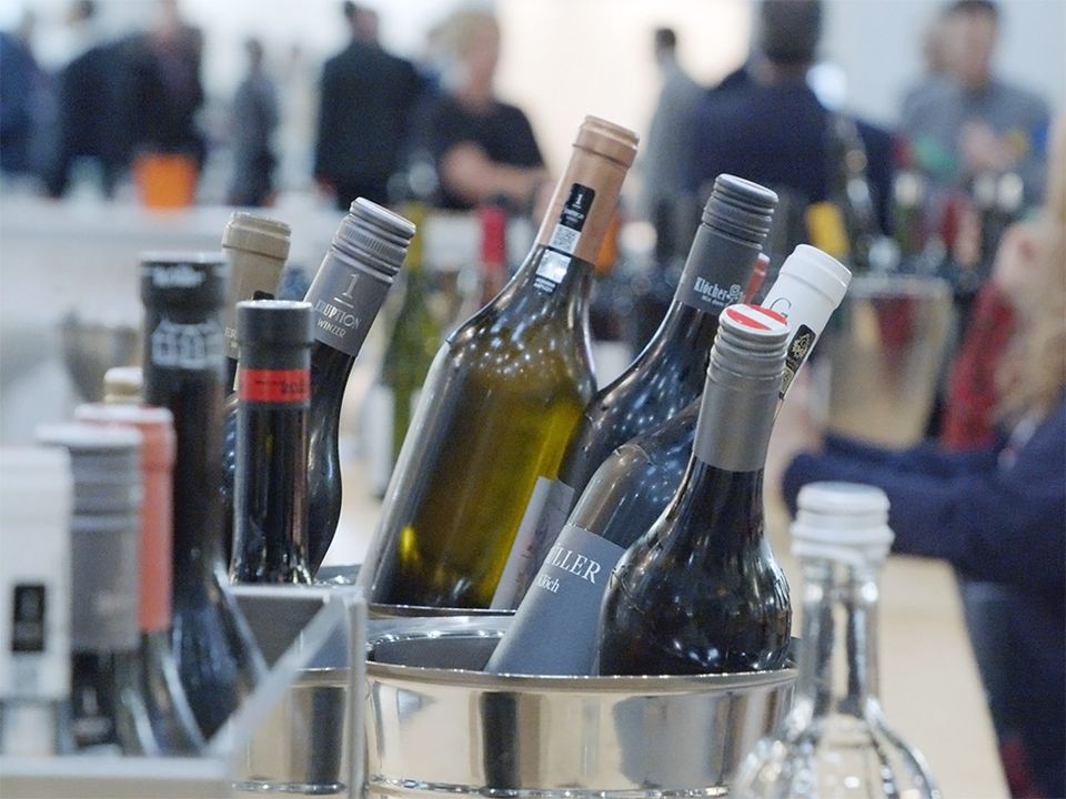 Weinflaschen auf der ProWein