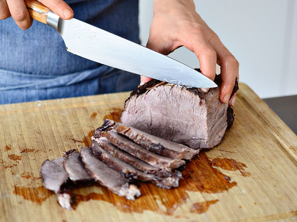 Brasato in Scheiben schneiden
